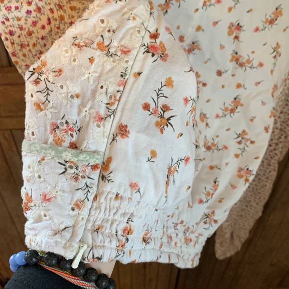 American Eagle Ditsy Floral Eyelet Balloon Sleeve Faux Wrap V-neck Crop Top - Picture 8 of 9